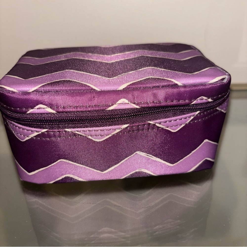 2/$30 Thirty-One Baubles & Bracelets Jewelry Case in Plum Chevron Print.